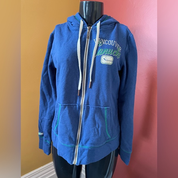 NHL Tops - Women’s Canucks Hoodie ( medium )